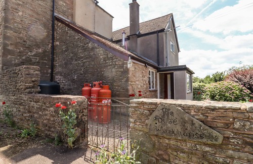 Upton Bishop Cottage | THE OLDE HOUSE, pet friendly, with open fire in Upton Bishop