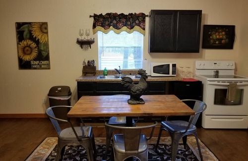 Fredericksburg Cabin | The Olive Cabin at Mendelbaum Winery Guest Cabins
