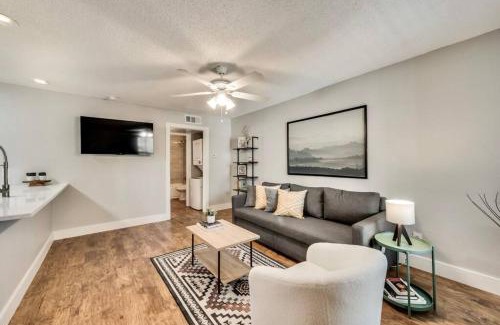 Old East Dallas Apartment | The one that you want & Arboretum Tickets Included