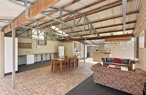 Brisbane Waterfront House | The Oyster Barn Beach House Retreat Family friendly, Large Accommodation