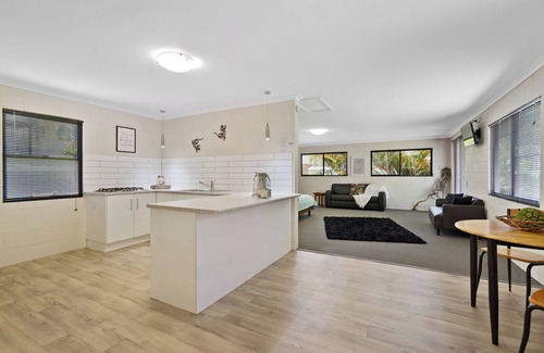 Brisbane Waterfront House | The Oyster Barn Beach House Retreat Family friendly, Large Accommodation