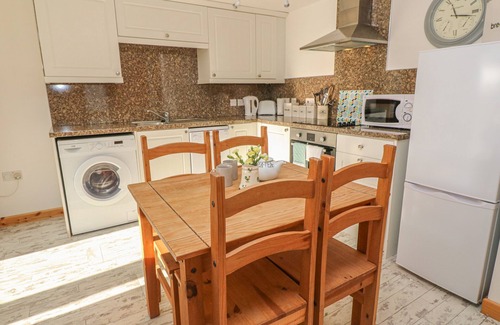 Rosudgeon Cottage | THE PACKING HOUSE, pet friendly, with a garden in Rosudgeon