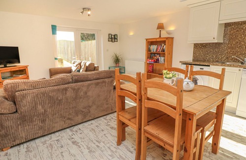 Rosudgeon Cottage | THE PACKING HOUSE, pet friendly, with a garden in Rosudgeon