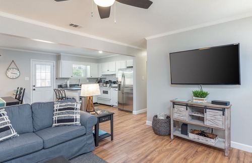 Tybee Island Cottage | The Pampered Pelican - Screened Porch. Easy Walk to Beach. Pet-Friendly!