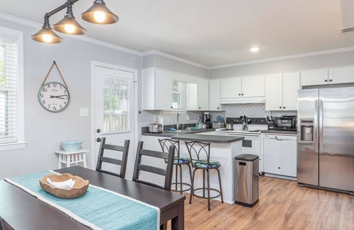 Tybee Island Cottage | The Pampered Pelican - Screened Porch. Easy Walk to Beach. Pet-Friendly!