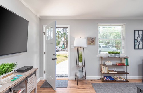 Tybee Island Cottage | The Pampered Pelican - Screened Porch. Easy Walk to Beach. Pet-Friendly!
