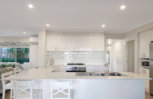 Portarlington House | The panorama retreat- sleeps 10, aircon, brand new