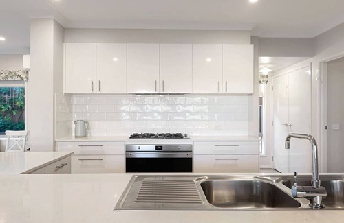 Portarlington House | The panorama retreat- sleeps 10, aircon, brand new