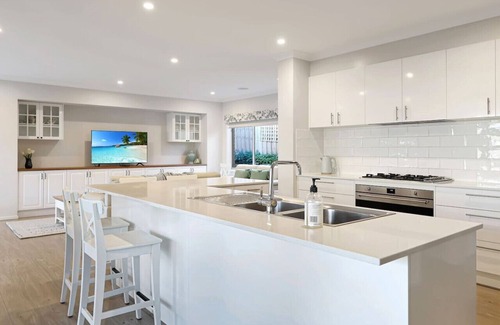 Portarlington House | The panorama retreat- sleeps 10, aircon, brand new