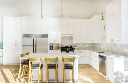 Low Cottage | The Papillon Lakehouse - waterfront property one hour from Ottawa