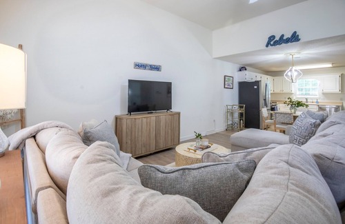 Oxford House | The Pappy, 2BR House by Velvet Ditch Villas