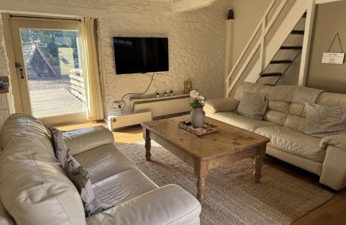 Lechlade House | The Parlour Cotswolds Farm Stay With Pool