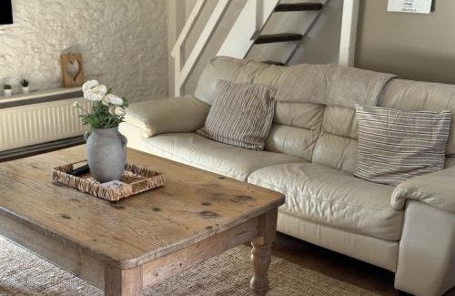 Lechlade House | The Parlour Cotswolds Farm Stay With Pool