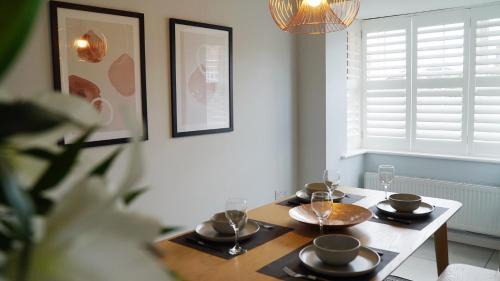 Wakefield House | The Pavilion - Stunning, 4 Bedroom House with Free Parking