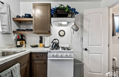 Spenard Apartment | The Peaceful Cottage- minutes from the airport and downtown!