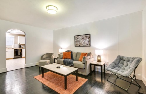 Lincoln Park Apartment | The Peaceful Post Cozy Winter Escape in Kingston