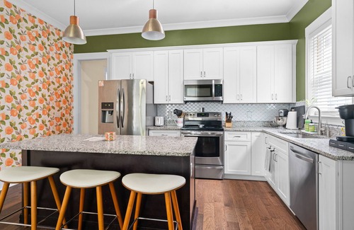 Dixon Park House | The Peach House: pets, family, yard, parking, walkable to Forsythe and downtown