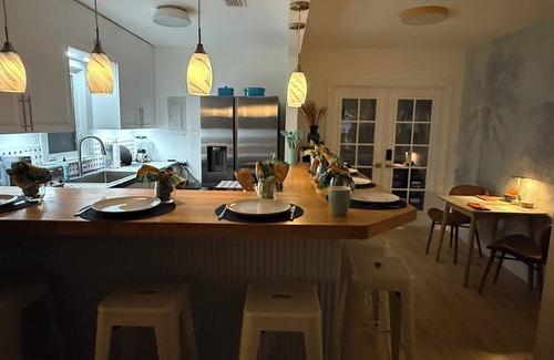 Mango Groves House | The Peacock Bungalow - Newly Renovated, Heated Pool & Jacuzzi, 5 min to Beach
