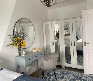 Porthcawl Apartment | The Penthouse at Percy House Pet Friendly 2 Bedroom Apartment in Porthcawl Sleeps 4 people Located in the town centre