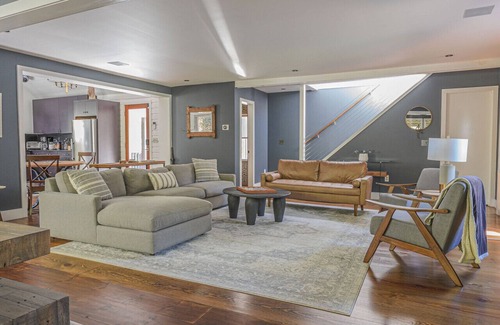 Pond Eddy Apartment | The Perch– Stylish River Retreat Nr Delaware River