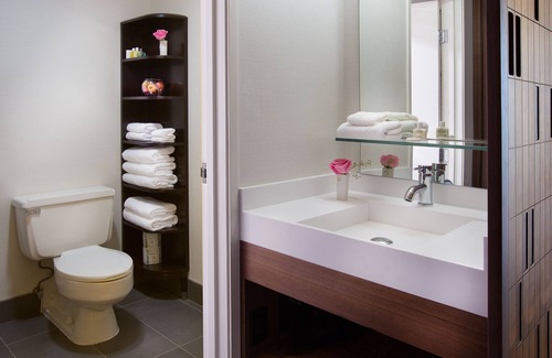 Wilburton Hotel | The Perfect Getaway is Here! Close to Best Restaurants! Pool, Pets are Welcome!