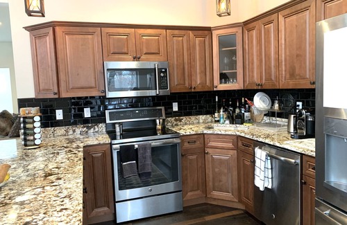 Rowland House | The Perfect Mountain-Swim-ski-hike-Chefs kitchen-Modern new built and cozy !