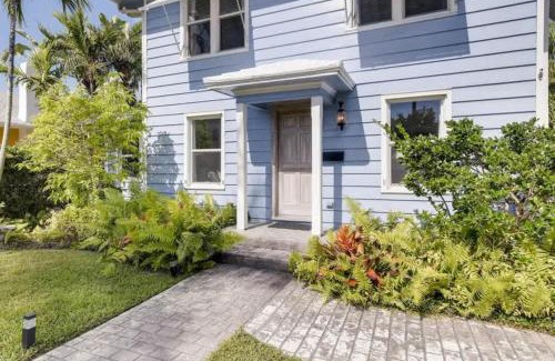 Flamingo Parks House | The Periwinkle House - Bask Poolside at this Sunlit West Palm Retreat