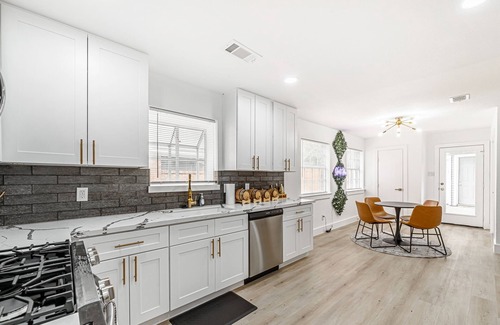 Nassau Bay House | The Pierre- Nassau Bay Area SFH minutes from Nasa and Kemah