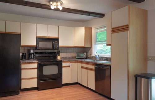Jamaica House | The Pine Mountain Hideaway minutes to Stratton! 4BR / 2 Bth