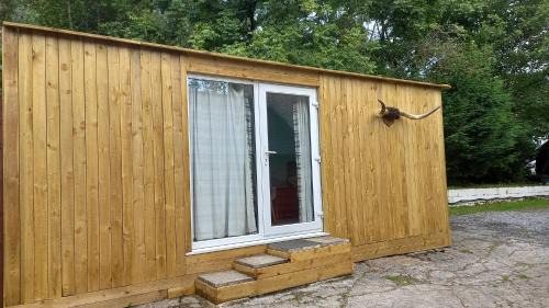 Mawr Apartment | The Pines Cabin - Farm Park Stay