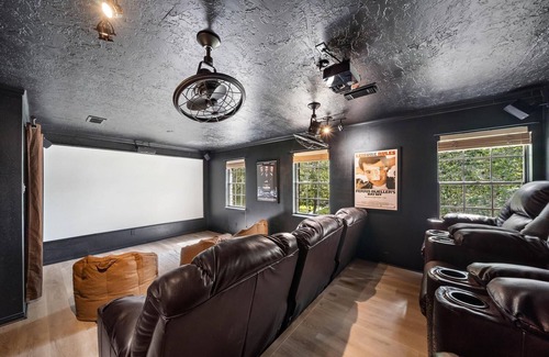 Oak Ridge North House | The Pines I No Service Fees I Private Pool BBQ