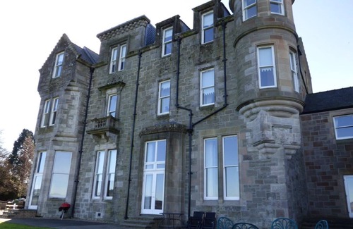 Arden Cottage | The Pipers No7 Lomond Castle -Sleeps 2-4 - sleeps 4 guests in 1 bedroom