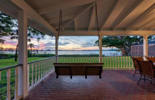 Bradenton House | The Plantation House! Waterfront view! Free pool heat!