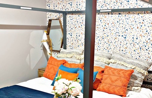 Belleville Apartment | The Posh Lounge ( King Bed & Fire Place)