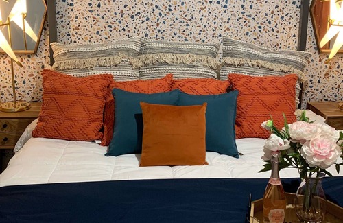 Belleville Apartment | The Posh Lounge ( King Bed & Fire Place)