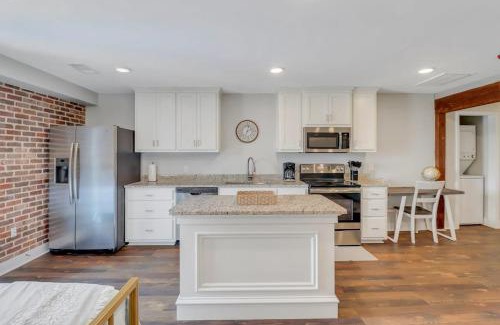 Statesboro Apartment | The Post Suite - above Bull & Barrel Close to GSU