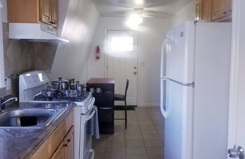 Linden House | THE PROPERTY IS LOCATED IN A QUIET AREA, NEAR TO NEWARK AIRPORT & FEW MALLS.