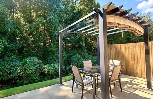 Oxford House | The Rebel Yell, 3BR Luxe home by VelvetDitchVillas