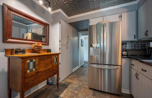Lynn House | The Red Baron | Lakefront Cottage on Lake Lanier | Pet-friendly