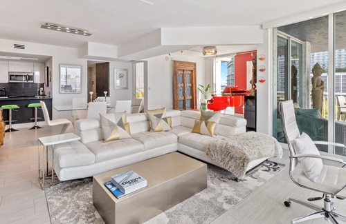 Edgewater Condo | The Red Piano Luxury Oasis · FREE Parking · Amazing Views · Grand Piano