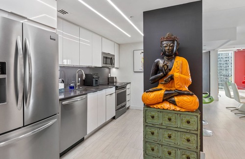 Edgewater Condo | The Red Piano Luxury Oasis · FREE Parking · Amazing Views · Grand Piano