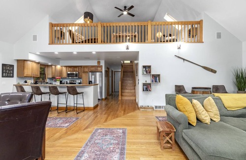 New Era House | The Redwood Soiree, Hot tub, fast Wi-Fi, gym, arcade room and more
