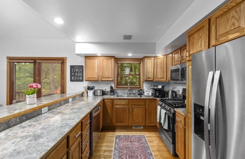 New Era House | The Redwood Soiree, Hot tub, fast Wi-Fi, gym, arcade room and more