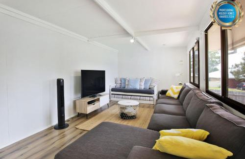 Culburra Beach House | The Relax Shack - Pet Friendly - 8 Mins Walk to Beach