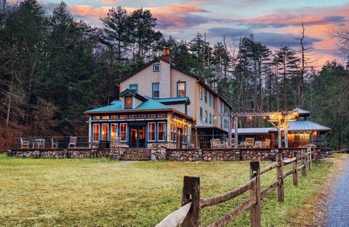 Layton House | The retreat at Poconos Mansion | 50 guests | private