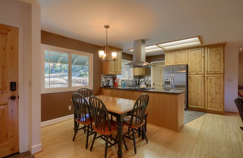 Mariposa House | The Retreat@Lakeside Hot Tub/Views/Carbon Neutral/Fast WiFi Near Yosemite!