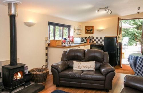 Oswestry Cottage | THE RETREAT, pet friendly, with hot tub in Llanrhaeadr-Ym-Mochnant