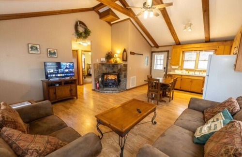 Springmaid Mountain Cottage | The Ridge Cabin - Sleeps 4