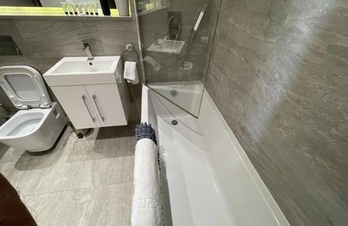St Albans Apartment | The Ridgmont-st Albans-high Street- Near Luton Airport -train Station-balcony