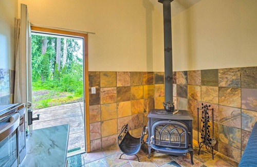 Leaburg House | The River House' w/Deck, on McKenzie River!